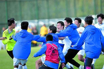 对手主帅：我想选梅西是第一人！只要他没退役就是最强的！（对手主帅：梅西是我心中的第一人，只要未退役他就是最强！）