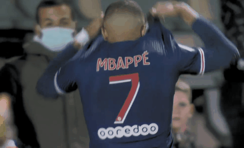 右脚踝囊受伤的基米希随德国队抵达卢森堡，走路仍有不便（基米希带伤随德国队抵达卢森堡，右踝囊受伤行走仍不便）