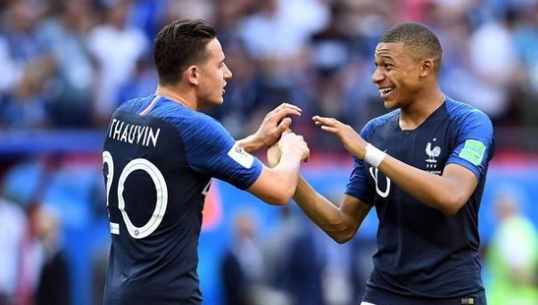 马卡：老佛爷在皇马输塞尔塔后召开紧急会议，持续至凌晨（马卡：皇马不敌塞尔塔后，老佛爷连夜召开紧急会议，直至凌晨）