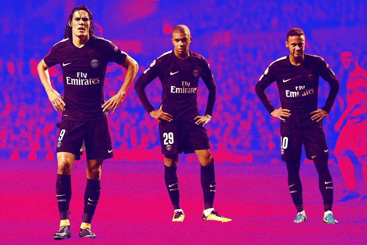 长春亚泰队启程出征青岛时，球迷用歌声为将士们送行（长春亚泰出征青岛，球迷以歌声送行）