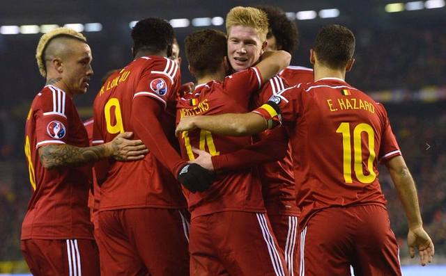 图集：梅西印度行首站活动场面混乱，球迷手持长棍、座椅被拆（图集：梅西印度行首站现场失序，球迷持长棍、座椅遭拆）