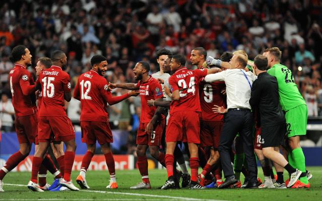 球星任意球脚法惊艳亮相（球星展现惊艳任意球脚法）