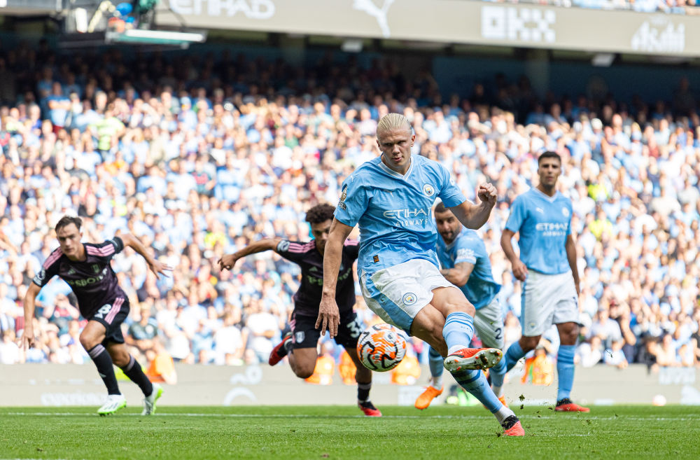 卡斯尔成马刺队史第三位在21岁以下得到30+10+5的球员（21岁前砍下30+10+5，卡斯尔成马刺史上第三人）